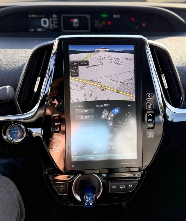 Toyota Prius Prime Vehicle Full-screen Gallery Image 13