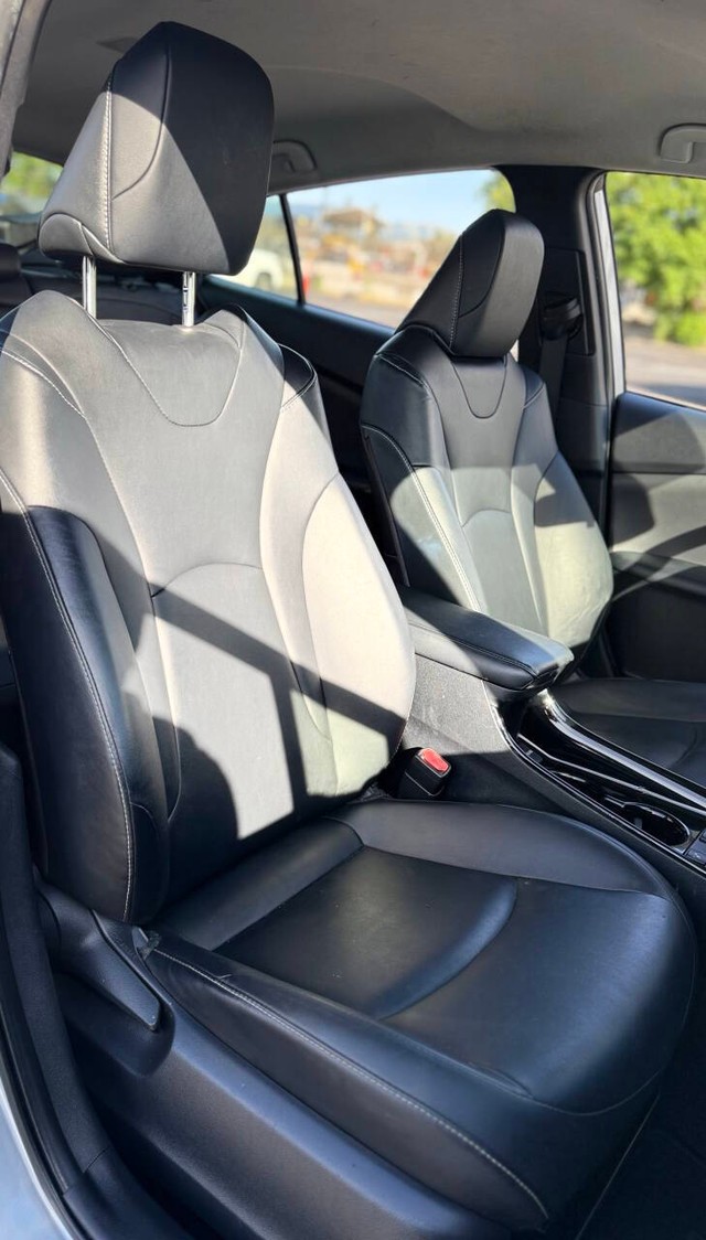 Toyota Prius Prime Vehicle Full-screen Gallery Image 14