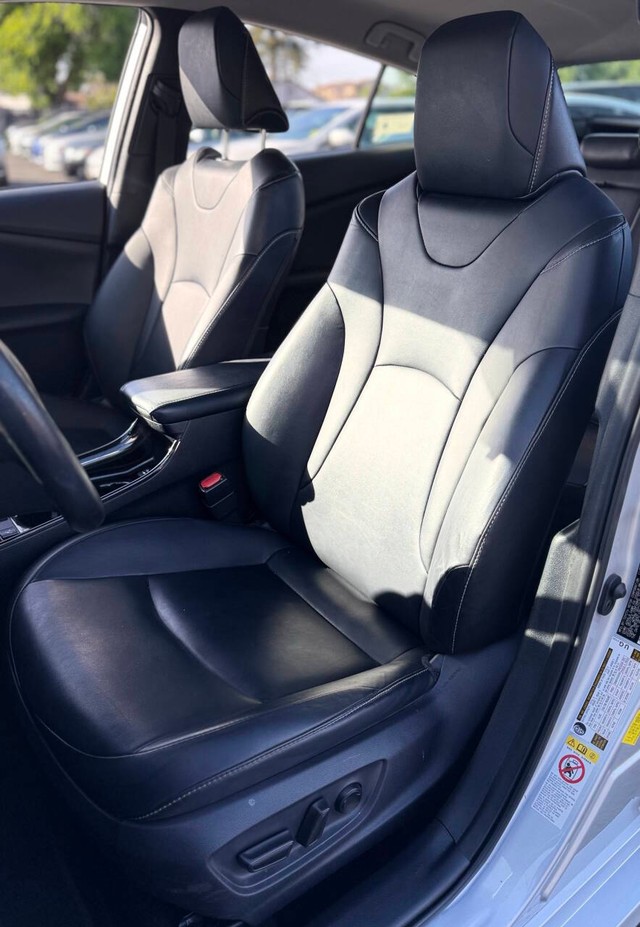 Toyota Prius Prime Vehicle Full-screen Gallery Image 15