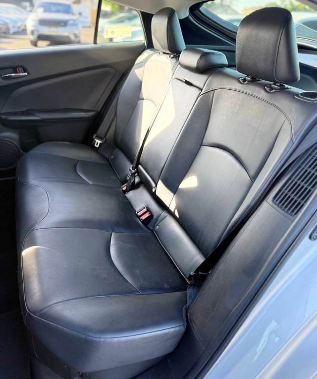 Toyota Prius Prime Vehicle Full-screen Gallery Image 18