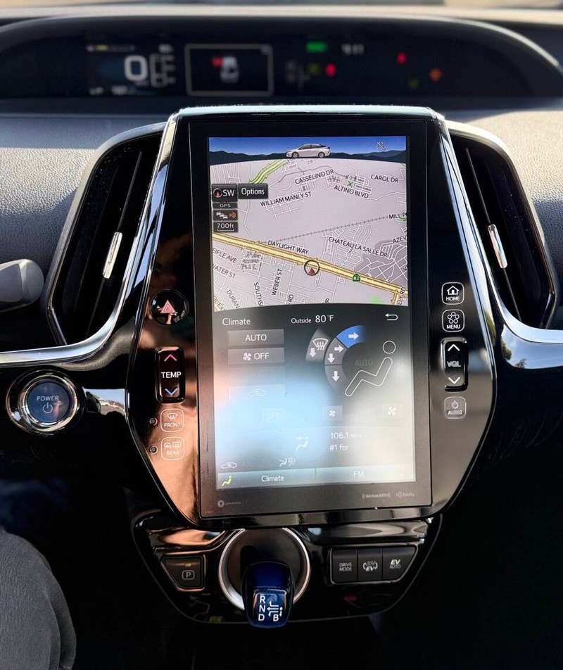 Toyota Prius Prime Vehicle Full-screen Gallery Image 13
