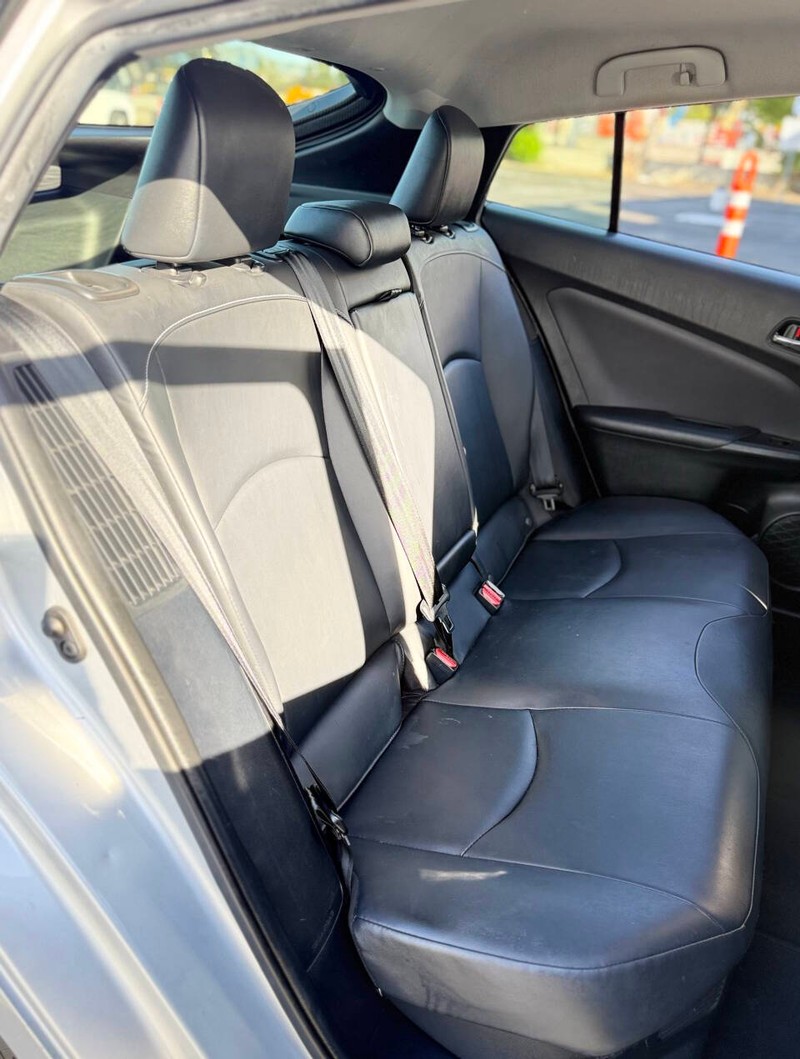Toyota Prius Prime Vehicle Full-screen Gallery Image 17
