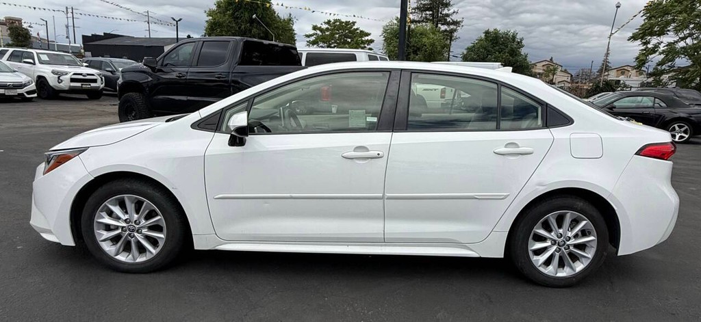 Toyota Corolla Vehicle Full-screen Gallery Image 16