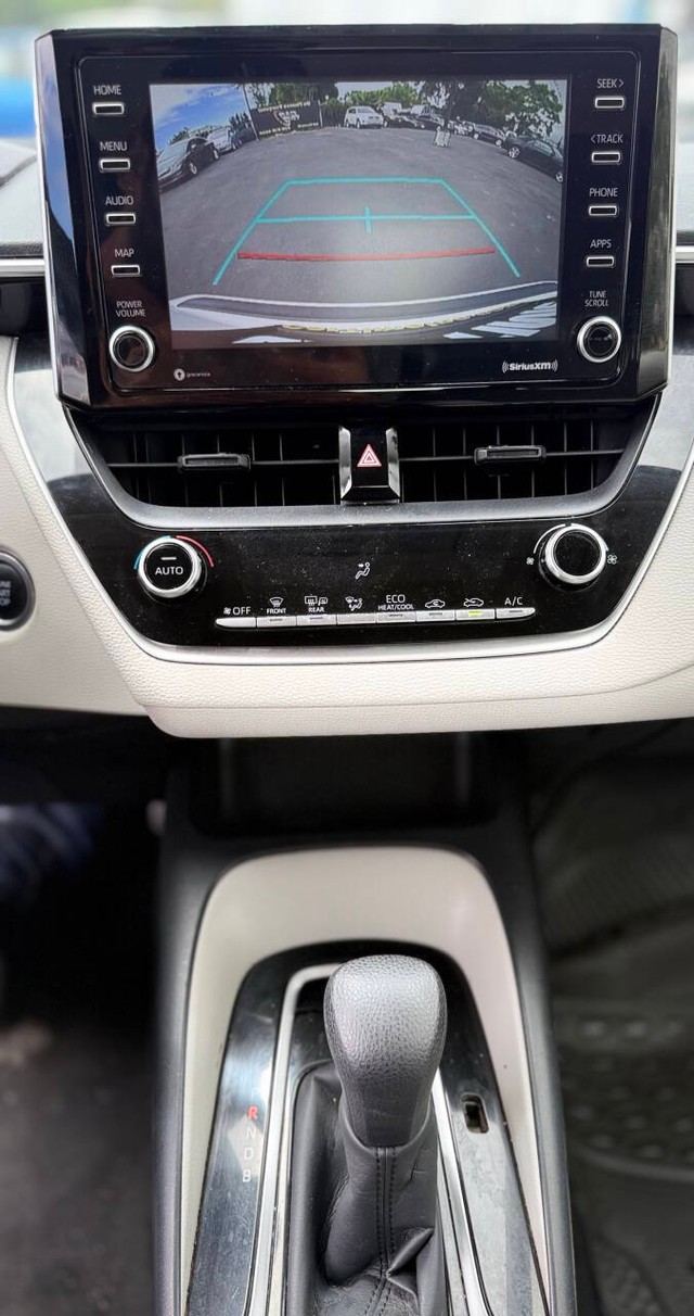Toyota Corolla Vehicle Full-screen Gallery Image 09