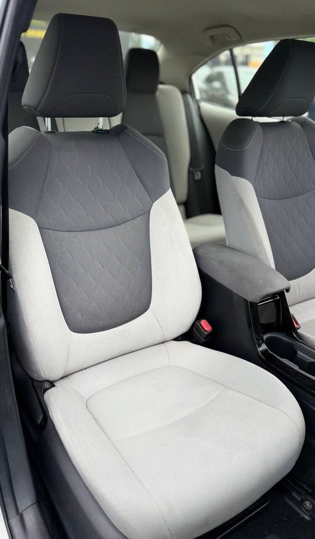 Toyota Corolla Vehicle Full-screen Gallery Image 12