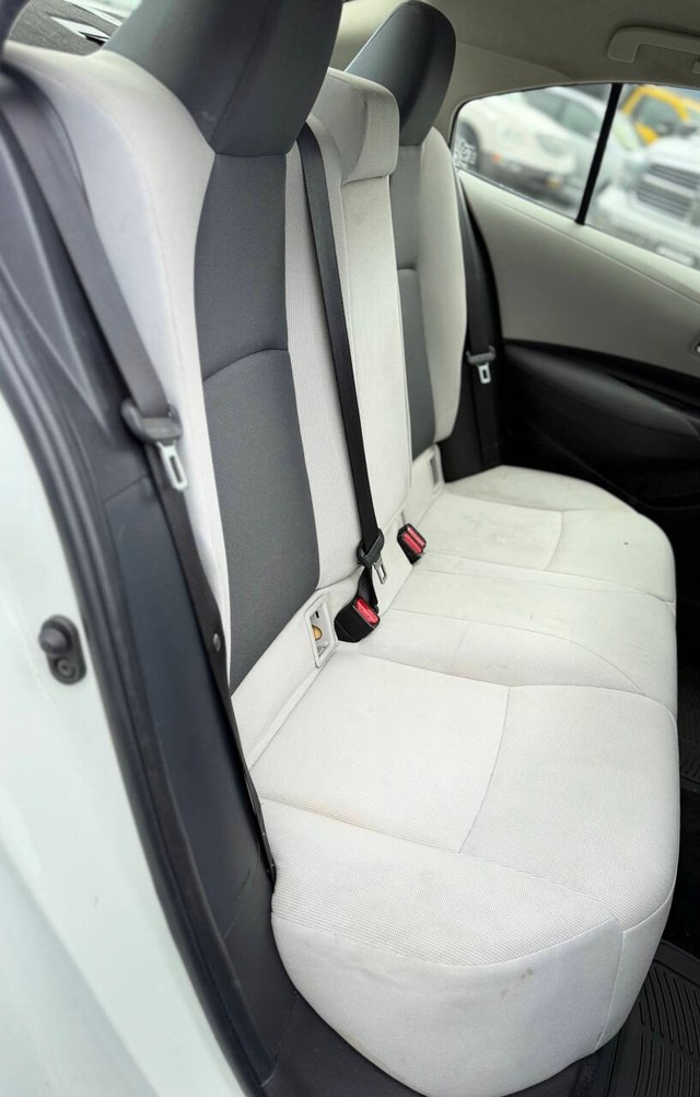 Toyota Corolla Vehicle Full-screen Gallery Image 13