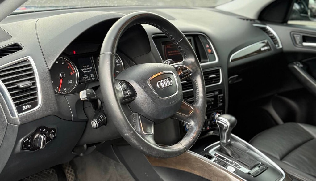 Audi Q5 Vehicle Full-screen Gallery Image 10