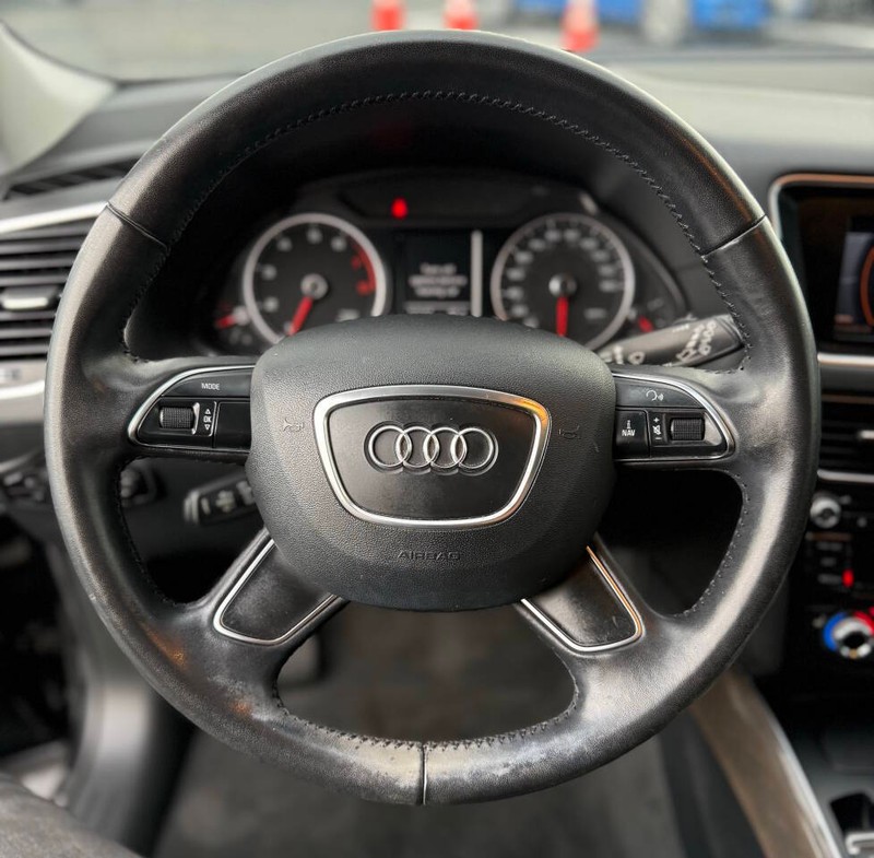 Audi Q5 Vehicle Full-screen Gallery Image 11