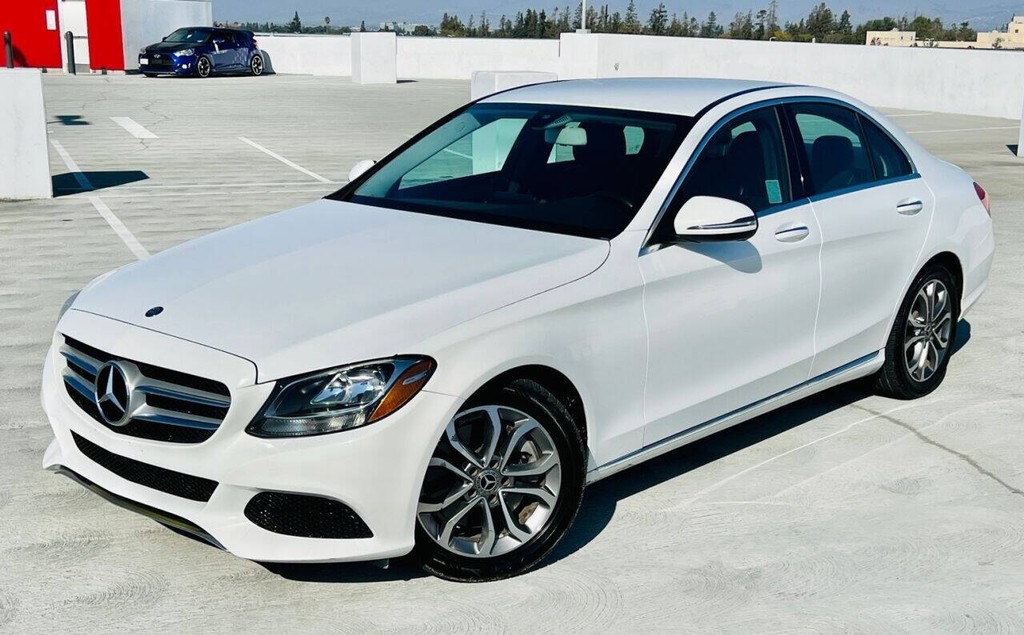 Mercedes-Benz C-Class Vehicle Full-screen Gallery Image 02