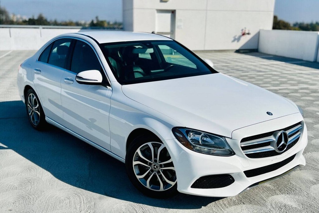 Mercedes-Benz C-Class Vehicle Full-screen Gallery Image 03