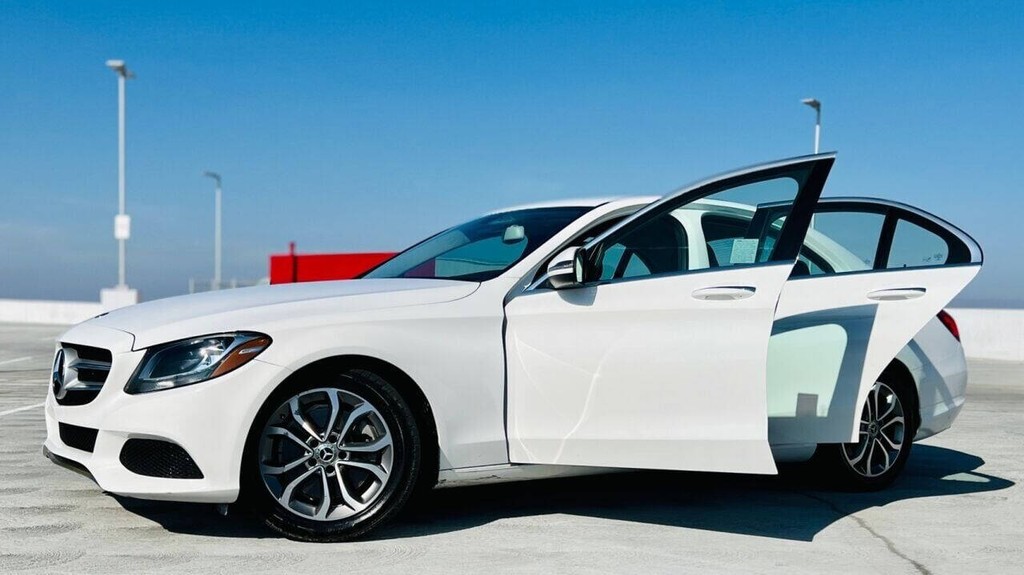 Mercedes-Benz C-Class Vehicle Full-screen Gallery Image 04