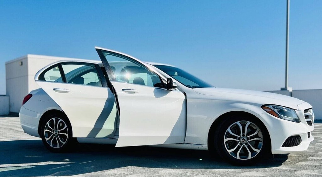 Mercedes-Benz C-Class Vehicle Full-screen Gallery Image 05