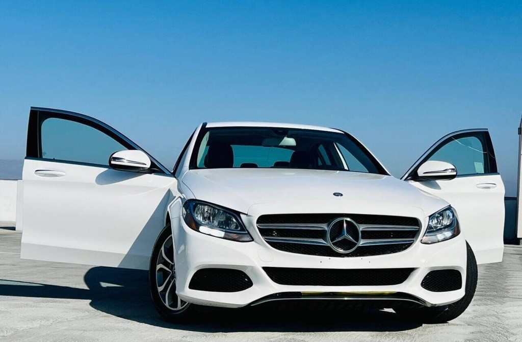 Mercedes-Benz C-Class Vehicle Full-screen Gallery Image 06