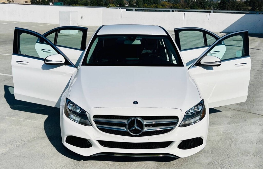 Mercedes-Benz C-Class Vehicle Full-screen Gallery Image 07