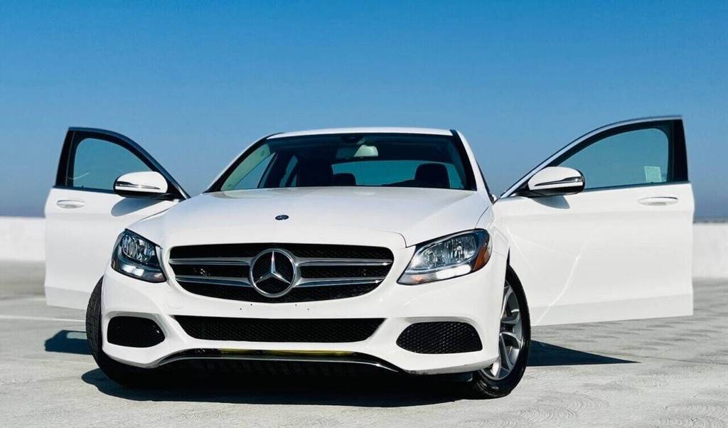 Mercedes-Benz C-Class Vehicle Full-screen Gallery Image 08