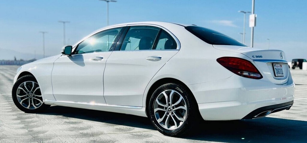 Mercedes-Benz C-Class Vehicle Full-screen Gallery Image 09