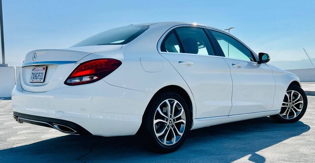 Mercedes-Benz C-Class Vehicle Full-screen Gallery Image 10