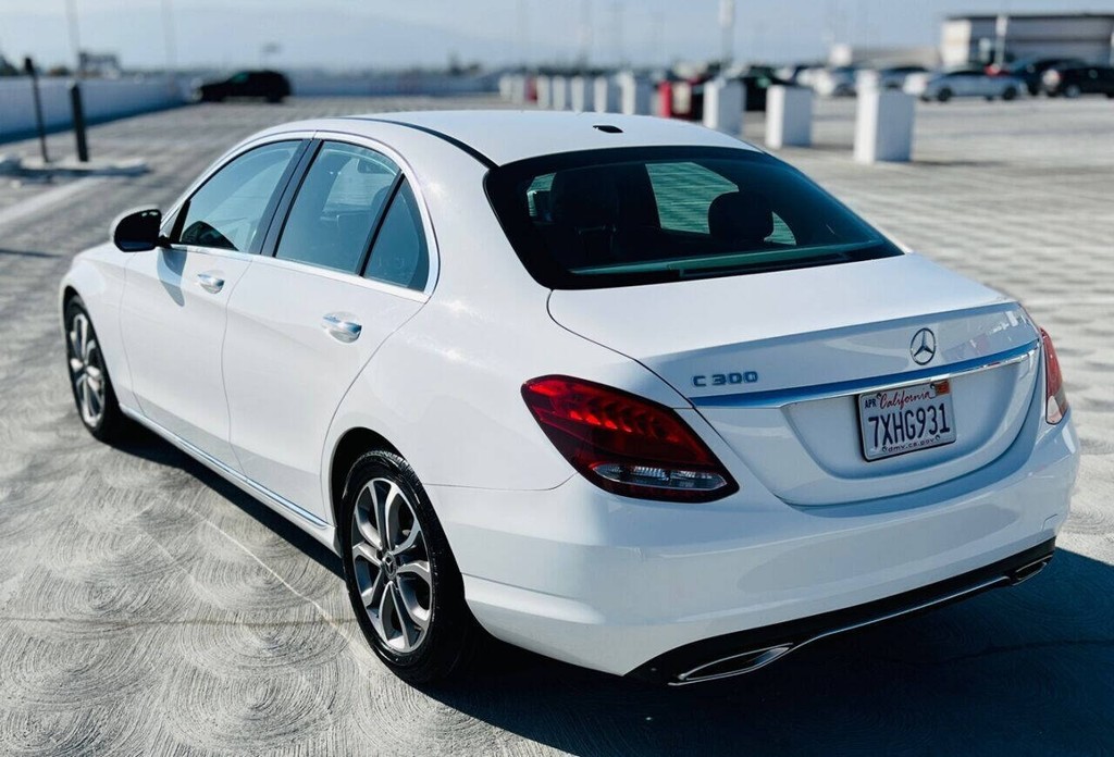 Mercedes-Benz C-Class Vehicle Full-screen Gallery Image 11