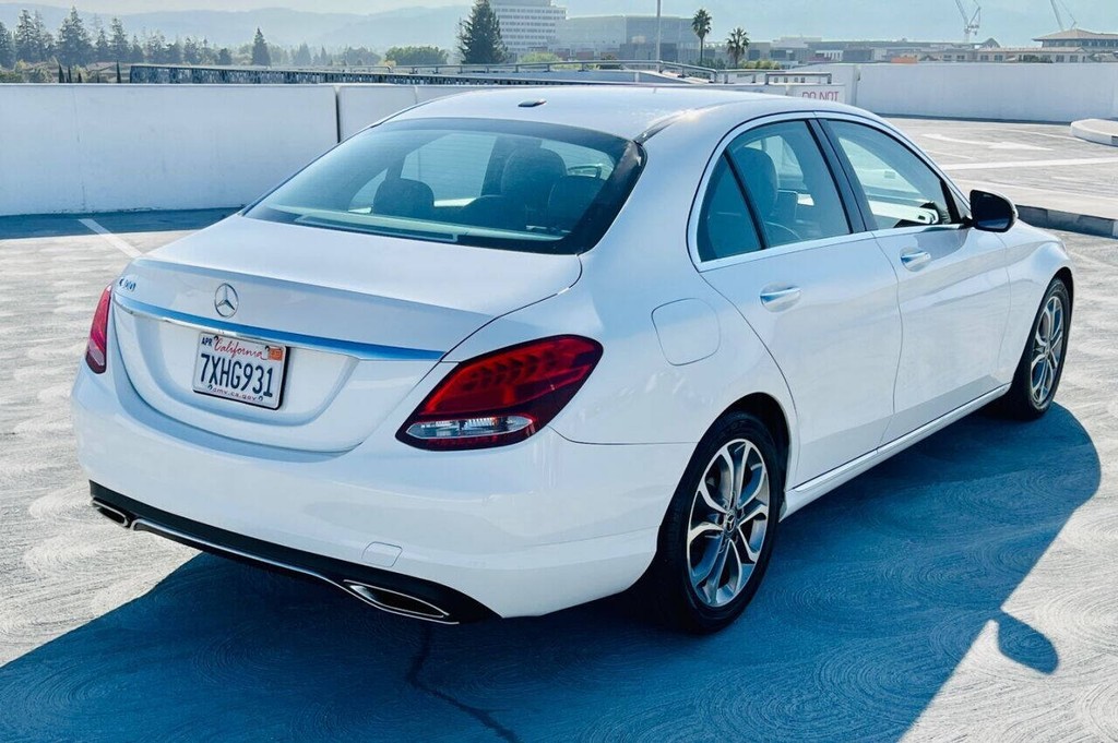 Mercedes-Benz C-Class Vehicle Full-screen Gallery Image 12