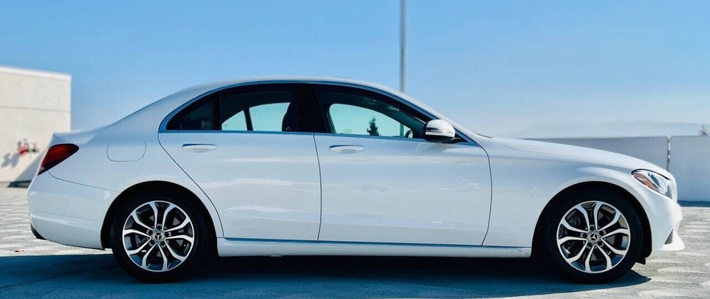 Mercedes-Benz C-Class Vehicle Full-screen Gallery Image 13