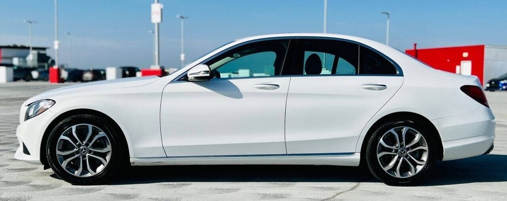 Mercedes-Benz C-Class Vehicle Full-screen Gallery Image 14