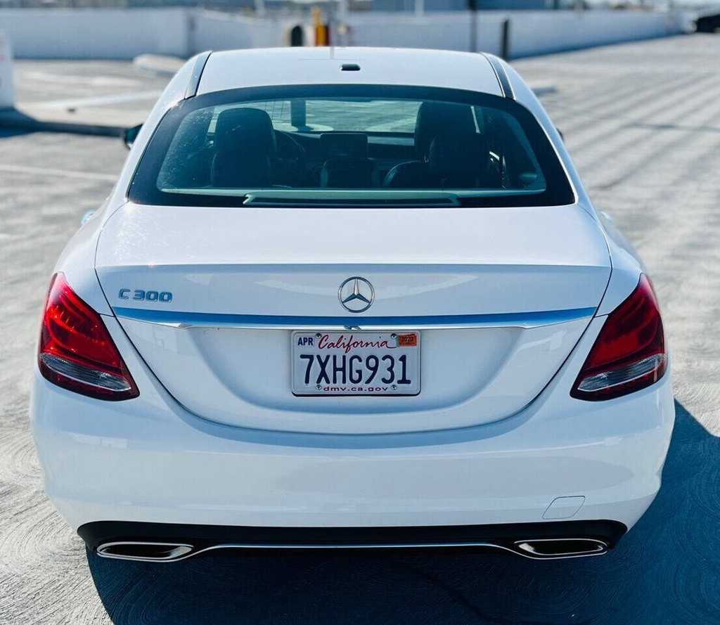 Mercedes-Benz C-Class Vehicle Full-screen Gallery Image 15