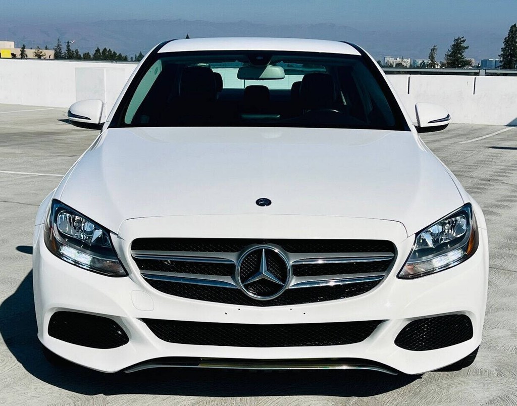 Mercedes-Benz C-Class Vehicle Full-screen Gallery Image 16
