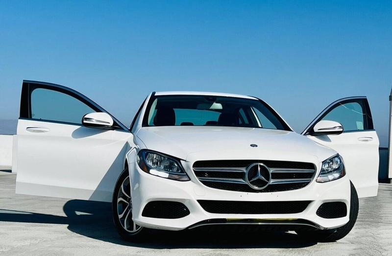 Mercedes-Benz C-Class Vehicle Full-screen Gallery Image 06