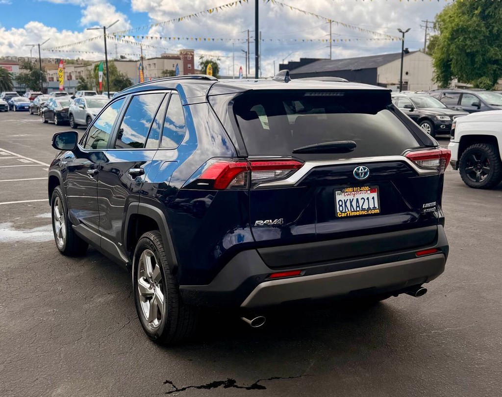 Toyota RAV4 Hybrid Vehicle Full-screen Gallery Image 03