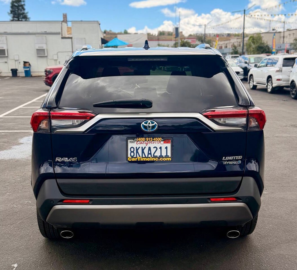 Toyota RAV4 Hybrid Vehicle Full-screen Gallery Image 04