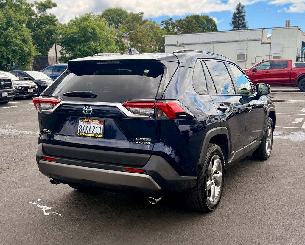 Toyota RAV4 Hybrid Vehicle Full-screen Gallery Image 05