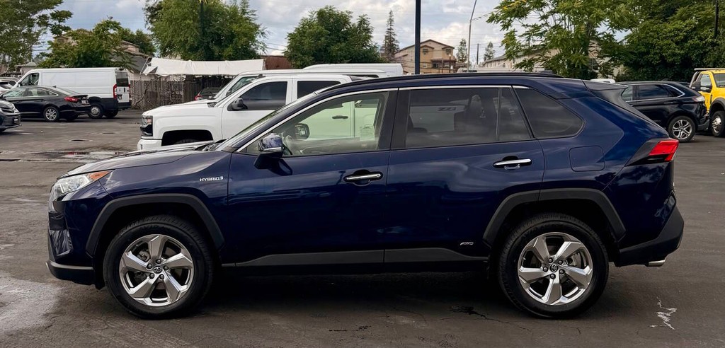 Toyota RAV4 Hybrid Vehicle Full-screen Gallery Image 06