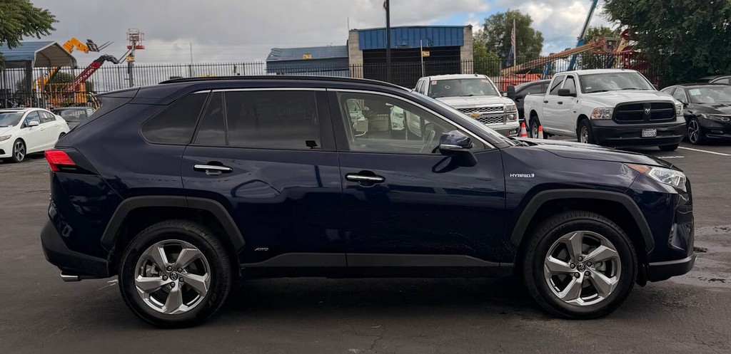 Toyota RAV4 Hybrid Vehicle Full-screen Gallery Image 07