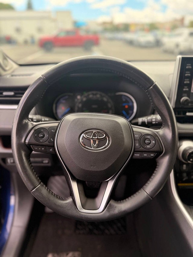 Toyota RAV4 Hybrid Vehicle Full-screen Gallery Image 09