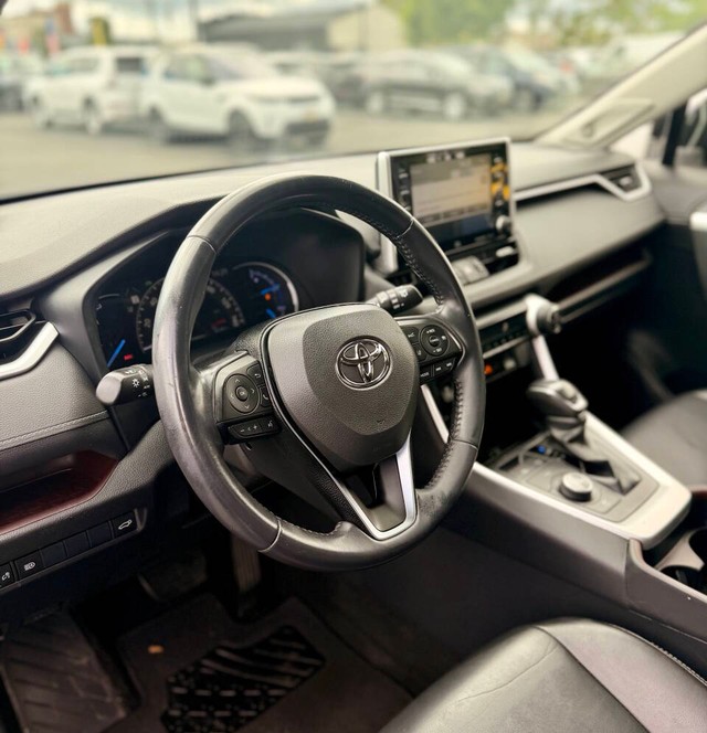 Toyota RAV4 Hybrid Vehicle Full-screen Gallery Image 10