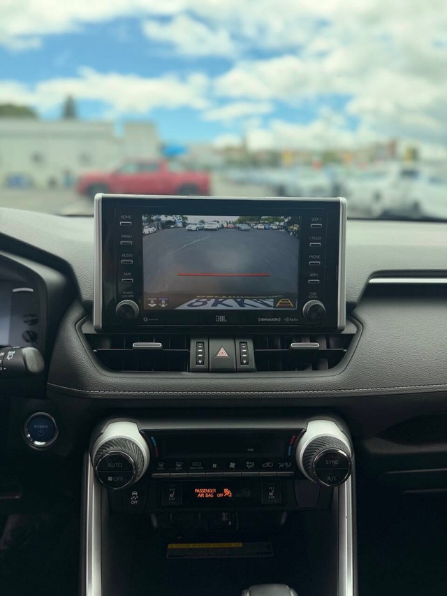 Toyota RAV4 Hybrid Vehicle Full-screen Gallery Image 11