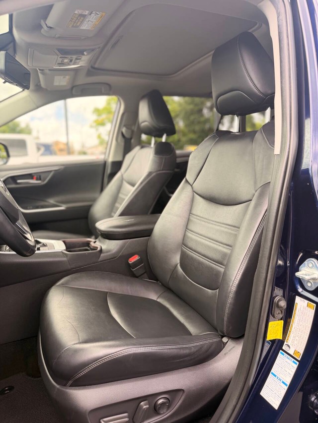 Toyota RAV4 Hybrid Vehicle Full-screen Gallery Image 12