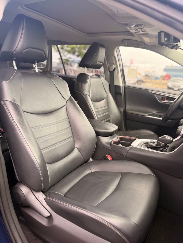 Toyota RAV4 Hybrid Vehicle Full-screen Gallery Image 13