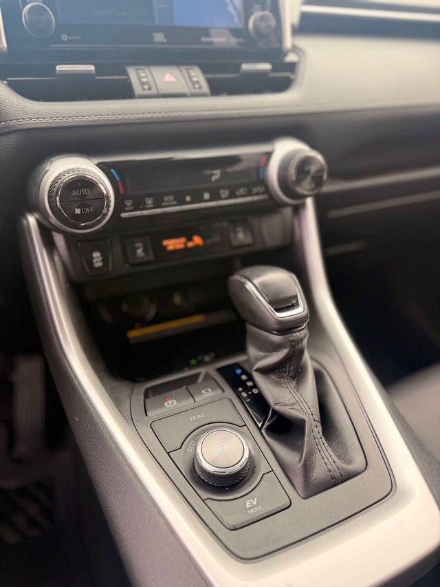 Toyota RAV4 Hybrid Vehicle Full-screen Gallery Image 14