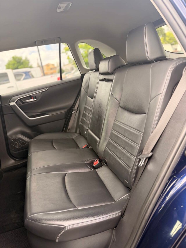 Toyota RAV4 Hybrid Vehicle Full-screen Gallery Image 15