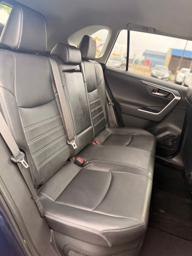 Toyota RAV4 Hybrid Vehicle Full-screen Gallery Image 16