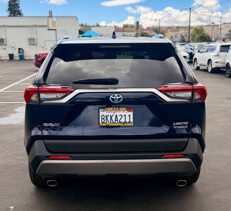Toyota RAV4 Hybrid Vehicle Full-screen Gallery Image 04