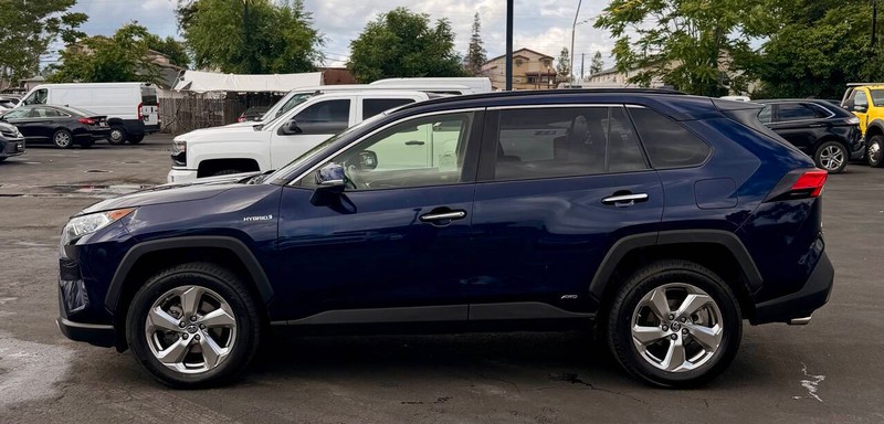 Toyota RAV4 Hybrid Vehicle Full-screen Gallery Image 06
