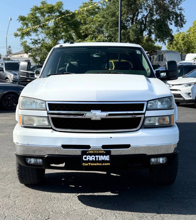 Chevrolet Silverado 2500HD Vehicle Full-screen Gallery Image 02