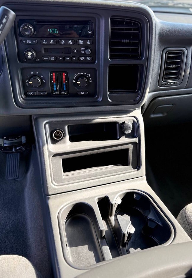 Chevrolet Silverado 2500HD Vehicle Full-screen Gallery Image 11