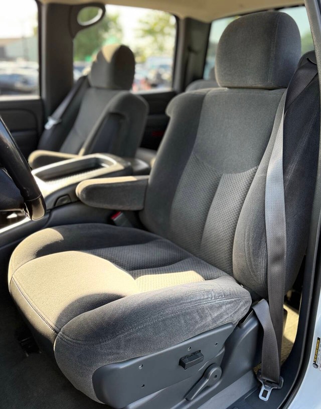 Chevrolet Silverado 2500HD Vehicle Full-screen Gallery Image 12