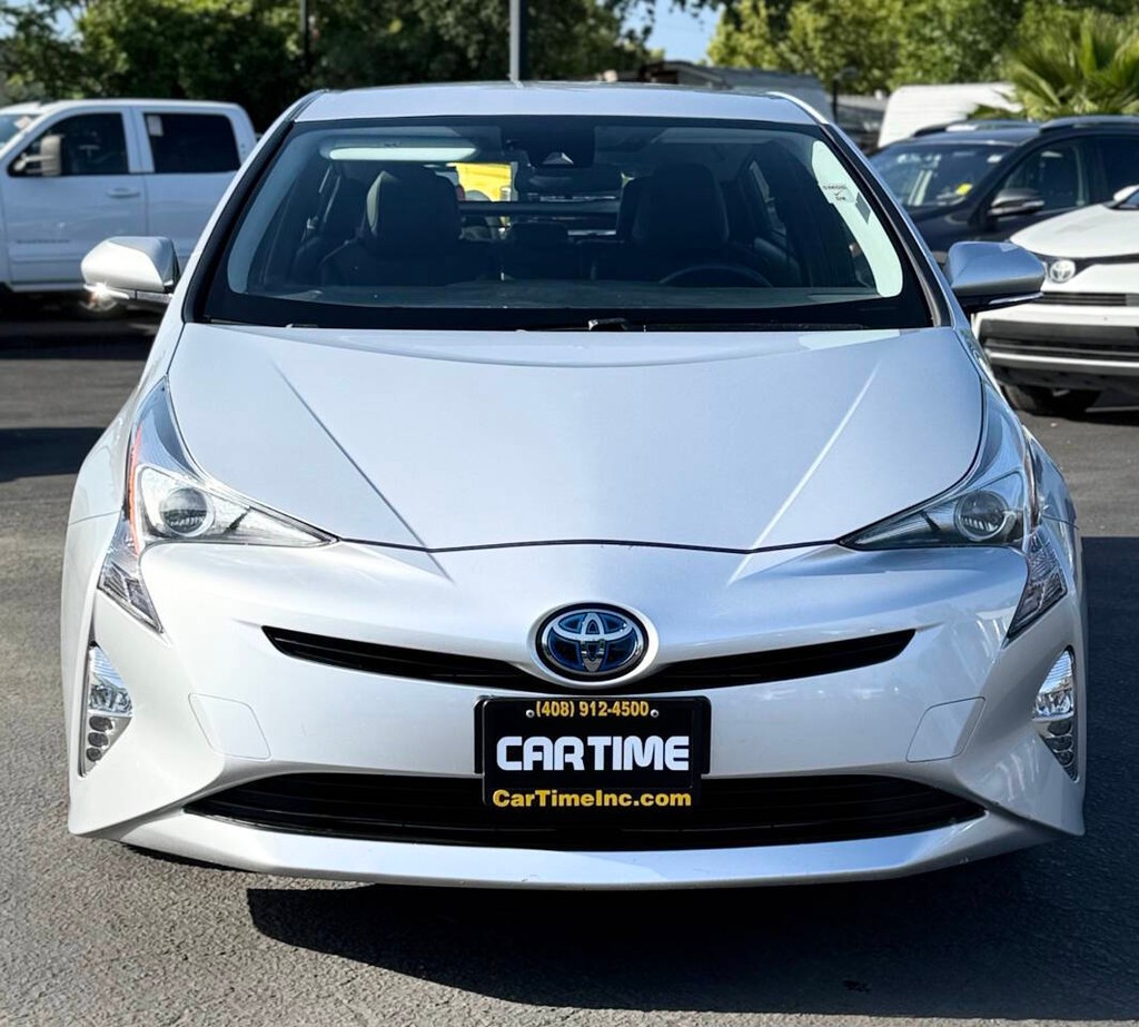 Toyota Prius Vehicle Full-screen Gallery Image 02