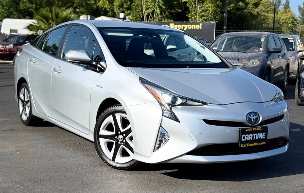 Toyota Prius Vehicle Full-screen Gallery Image 03