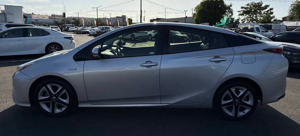 Toyota Prius Vehicle Full-screen Gallery Image 04