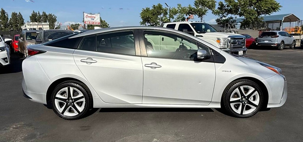 Toyota Prius Vehicle Full-screen Gallery Image 05
